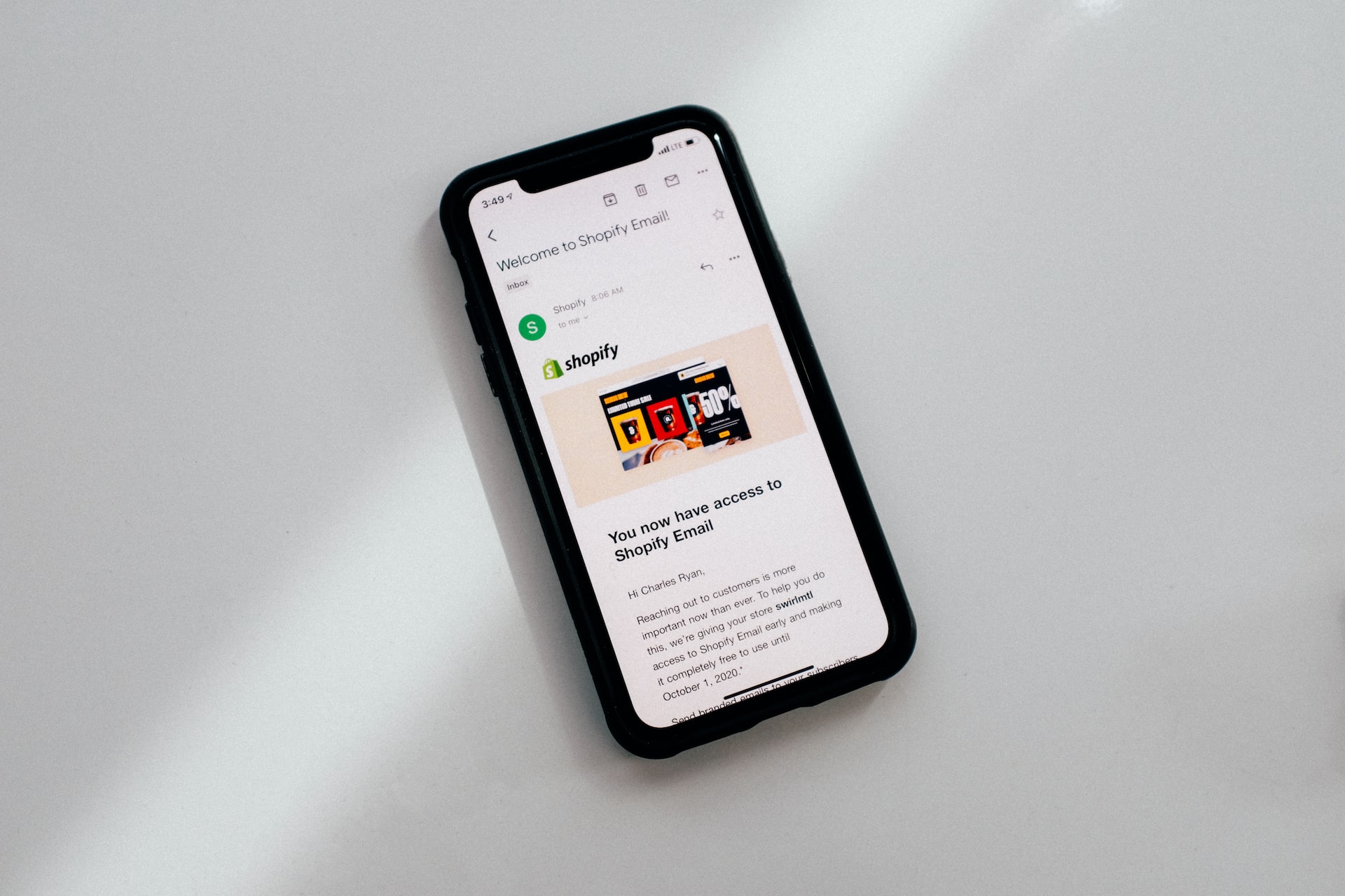 Shopify Website auf einem Smartphone-Display