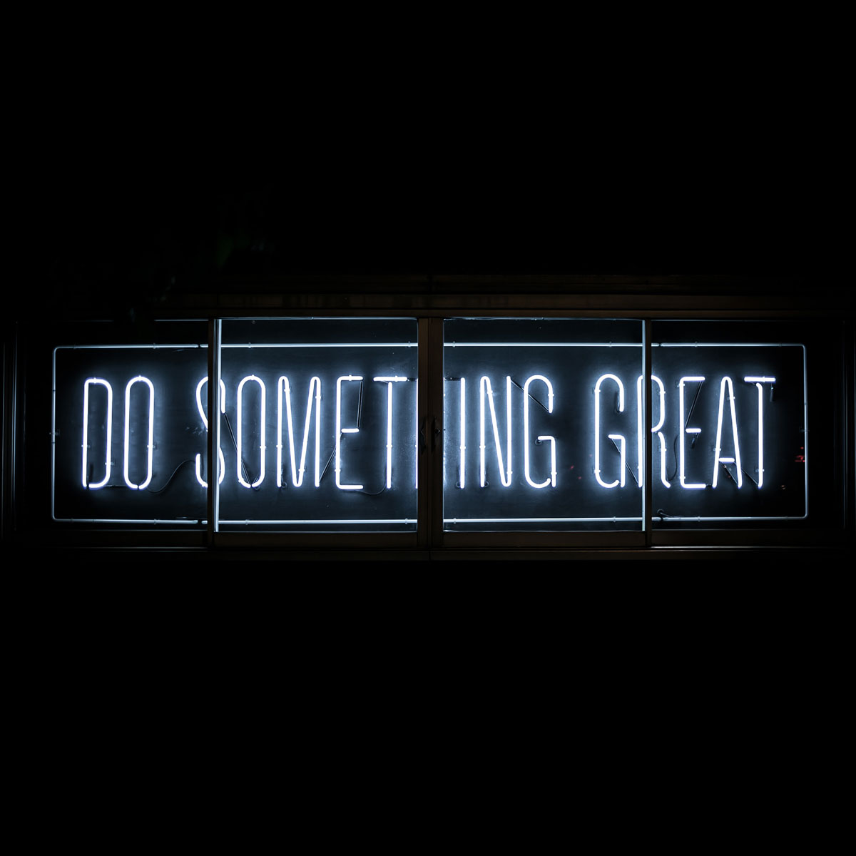 Schild mit der Aufschrift: Do something great.